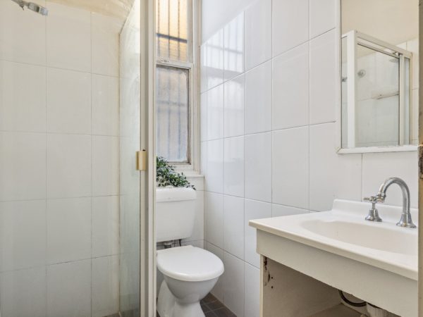 Furnished Large Room in Newtown (Room 6 Studio) - Image 7