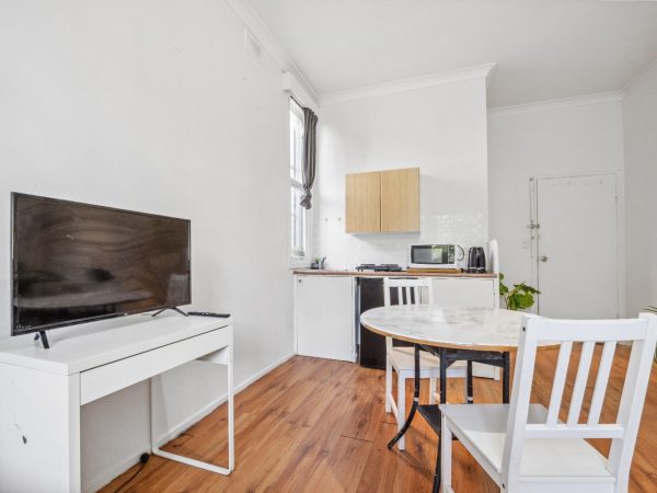 Furnished Large Room in Newtown (Room 6 Studio) - Image 9