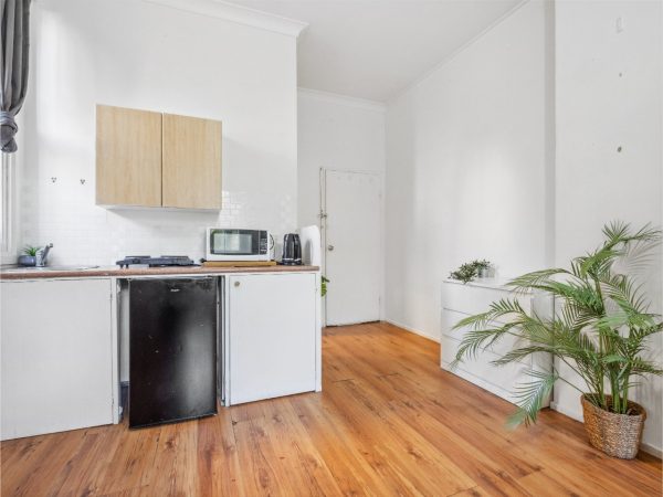 Furnished Large Room in Newtown (Room 6 Studio) - Image 5