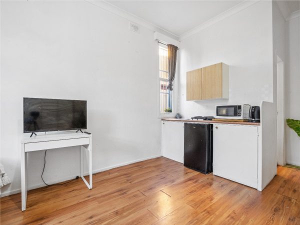 Furnished Large Room in Newtown (Room 6 Studio) - Image 10