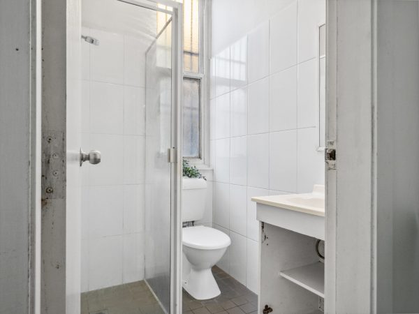 Furnished Large Room in Newtown (Room 6 Studio) - Image 11