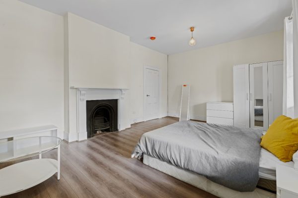 Spacious Private Room with own bathroom in Millers Point (Room 4) - Image 11