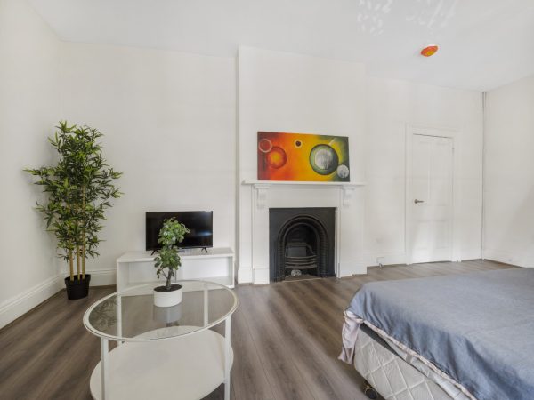 Spacious Private Room with own bathroom in Millers Point (Room 4) - Image 12